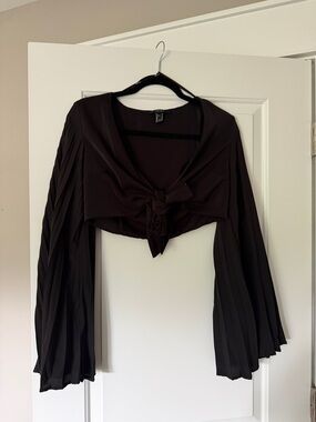 Forever 21 Black Tie-Front Pleated Sleeve Crop Top